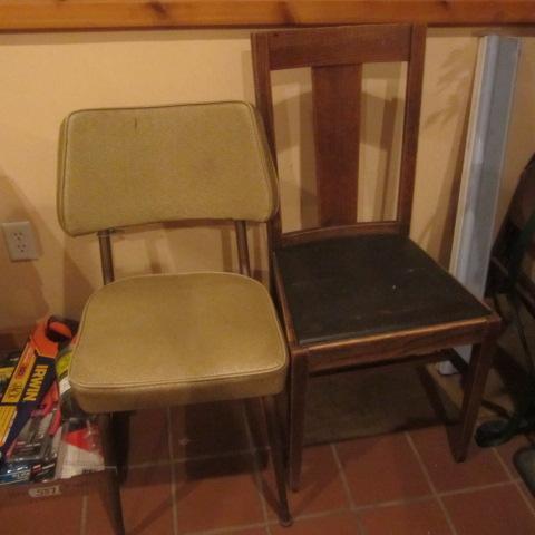 lot 562 image: Card Table & Chairs