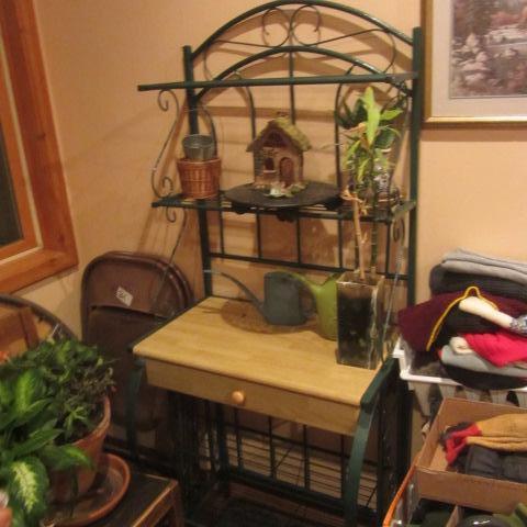 lot 564 image: Bakers Shelf