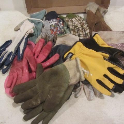 lot 567 image: Gardening Gloves
