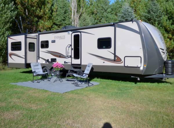 2013 Evergreen Travel Trailer.  BIG SLIDE OUT