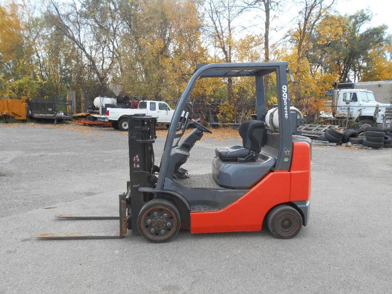 lot 1 image: Toyota 8FGCU25 Forklift. Works.