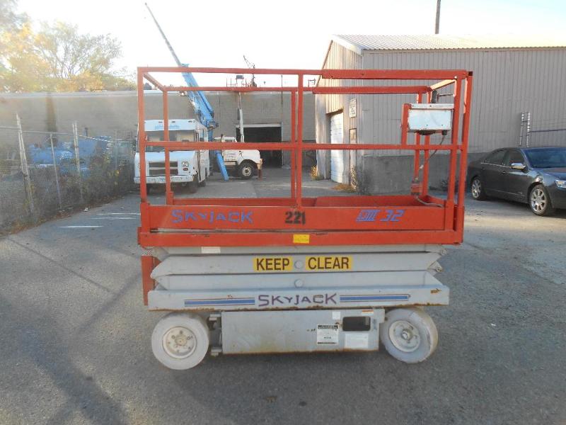 lot 2 image: Skyjack SJIII 32 Scissorlift