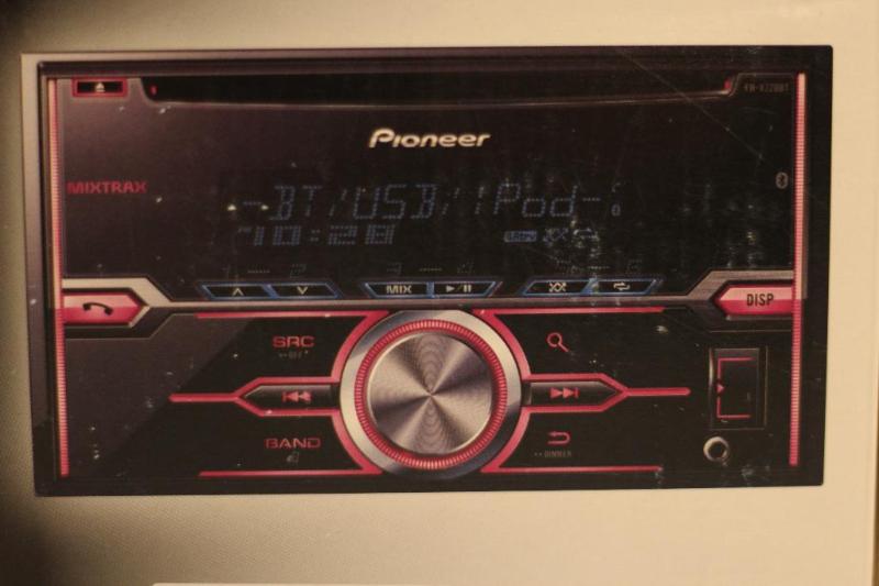 lot 4 image: Pioneer Car Stereo
