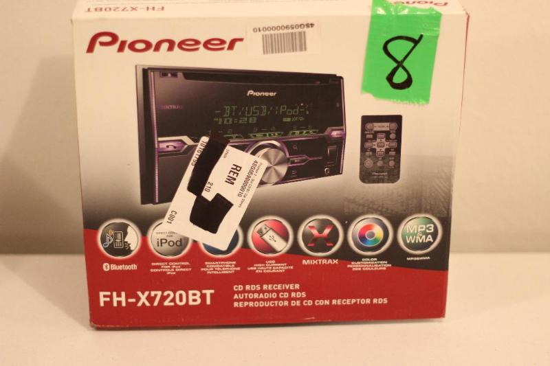 lot 8 image: Pioneer Car Stereo