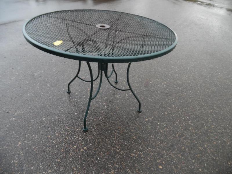 lot 13 image: Patio Table
