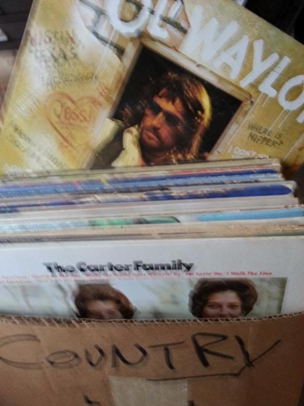 lot 2 image: Trailer full of household items