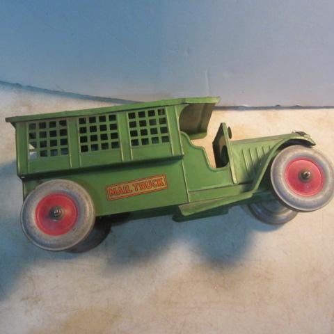 lot 101 image: Antique Structo Truck