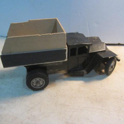 lot 103 image: Antique Wyandotte Truck