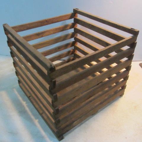 lot 124 image: Humpty Dumpty Egg Crate