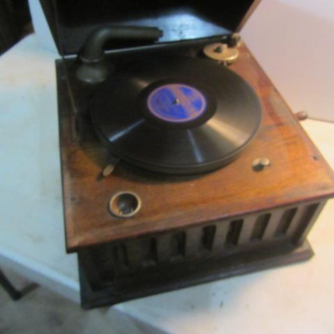 lot 152 image: Antique Phonograph & Records