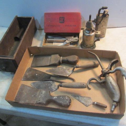 lot 189 image: Stapling Pliers, Torch, Light