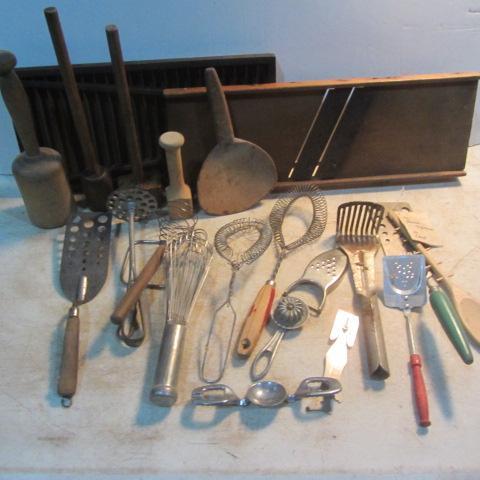 lot 215 image: Vintage Kitchenwares