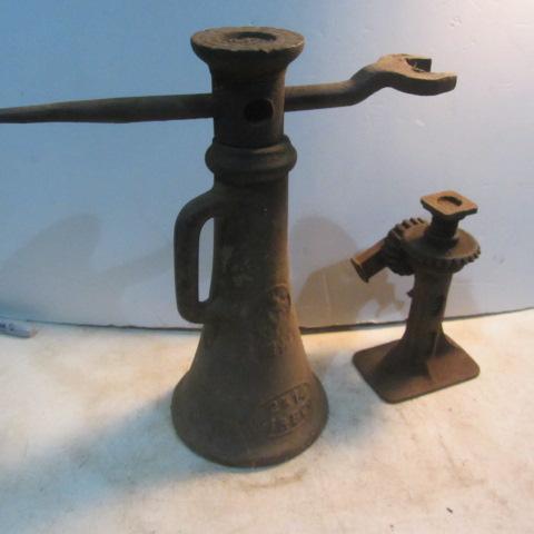 lot 26 image: Vintage House Jacks