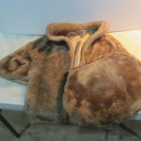 lot 305 image: Fur Cape Stole and Muff