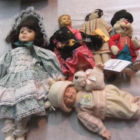 lot 317 image: Felt, Paper Mache & Porcelain Dolls