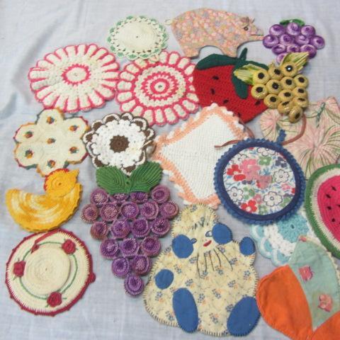 lot 332 image: Vintage Crocheted Hot Pads