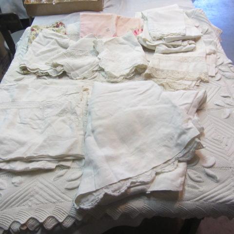 lot 339 image: Crocheted Bed Spread, Linens