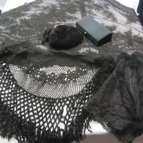 lot 341 image: Fancy Shawls & Lace Scarf