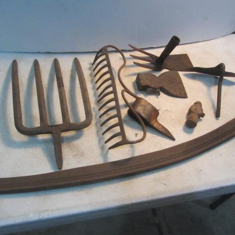lot 39 image: Yard & Garden Hand Tools