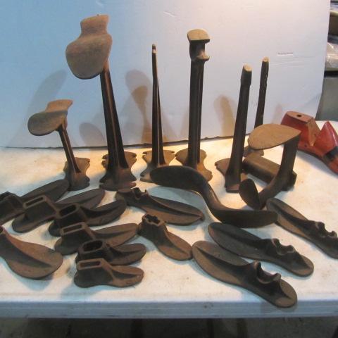 lot 49 image: Cobblers Antique Stand & Forms