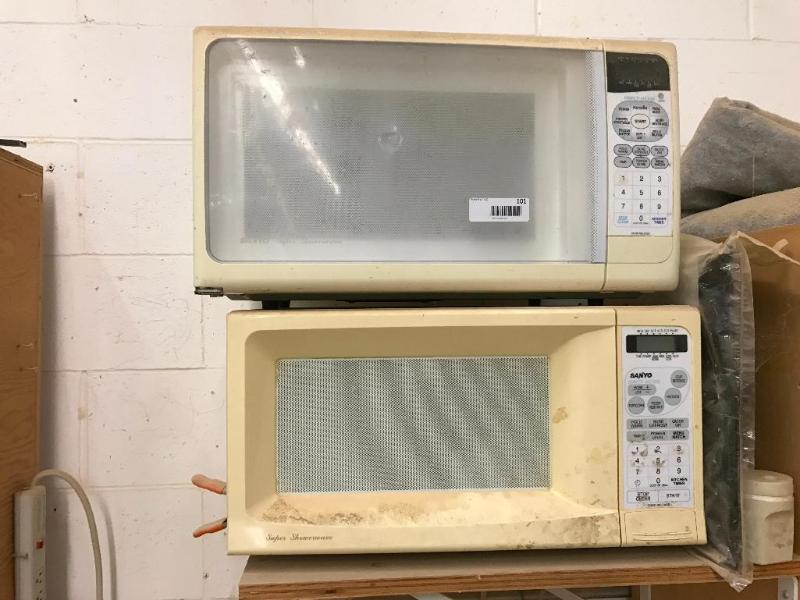 lot 118 image: (2) Sanyo Microwaves ...