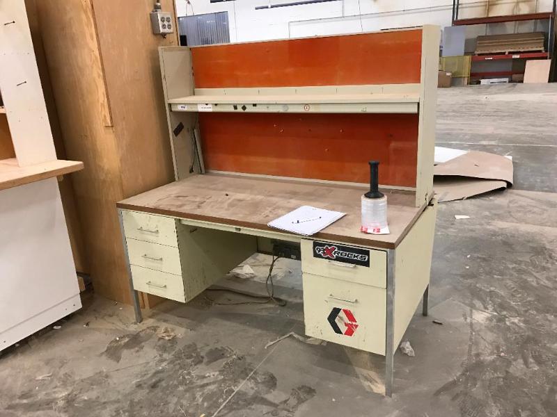 lot 135 image: Steelcase 5-Door metal desk with light and up...