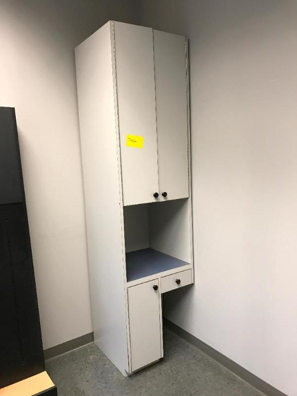 lot 171 image: Free Standing Corner Cabinet 24" x 25&qu...