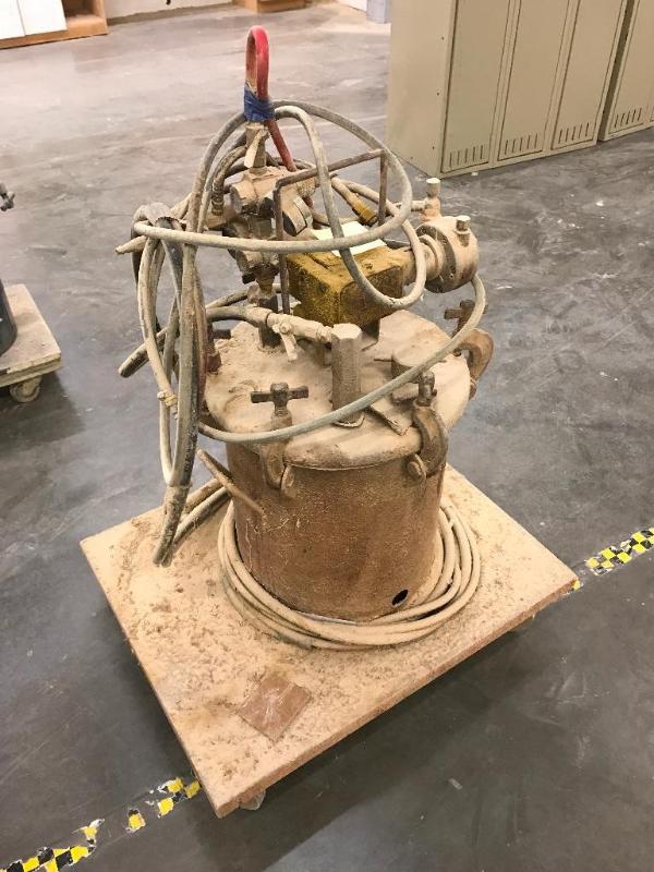 lot 175A image: Paint Pod with assorted gaging and hoses on r...