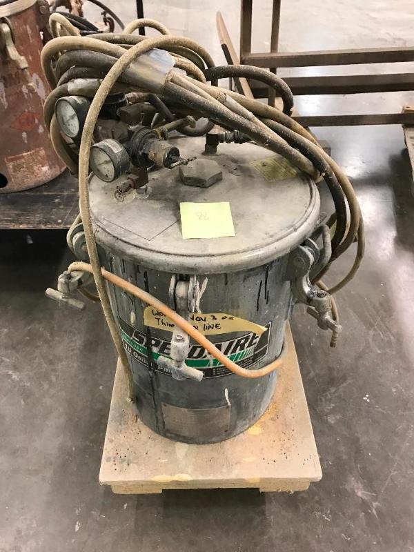 lot 175B image: 1994 Speedaire&nbspPaint Pod with assorted g...