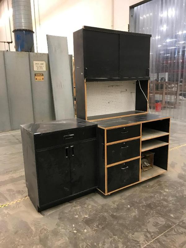 lot 181 image: Nice portable workstation on casters Can be s...