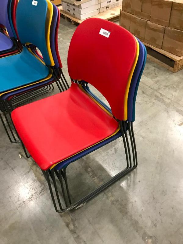 lot 35 image: (4) Herman Miller Stackable chairs in assorte...