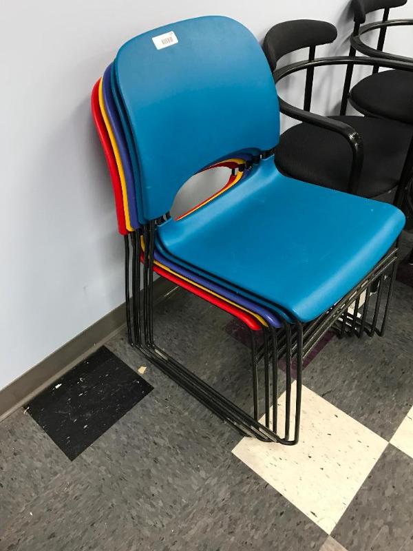 lot 38 image: (5) Herman Miller Stackable task chairs...