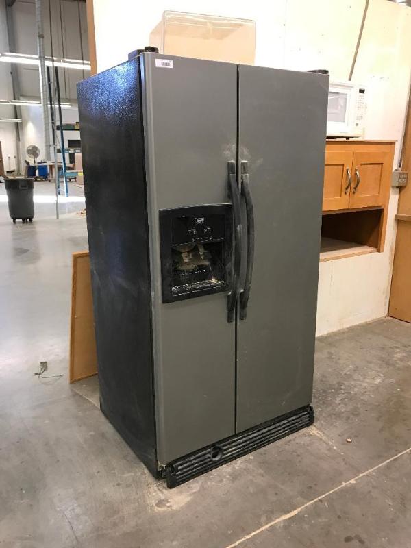 lot 39 image: 2006 Whirlpool &quotEstate" Model TS25C...