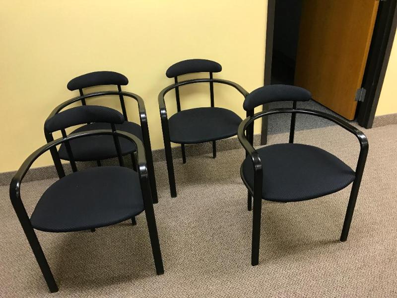 lot 76 image: (4) Loewenstein Padded office chairs...