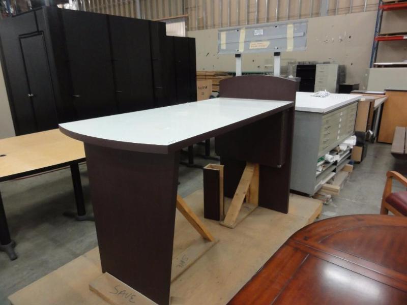 lot 85 image: Trade Show Fixture Standing hite&nbsptable w...