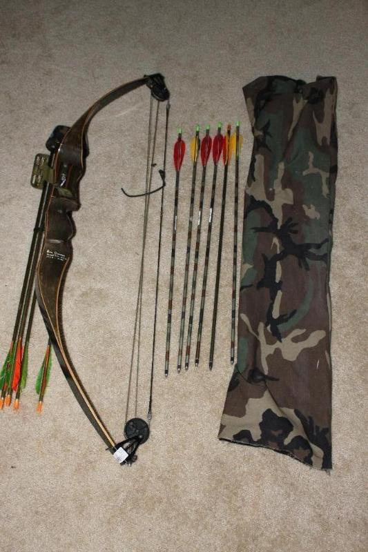 lot 111 image: Compound bow with 10 arrows. 4 razor arrows, ...
