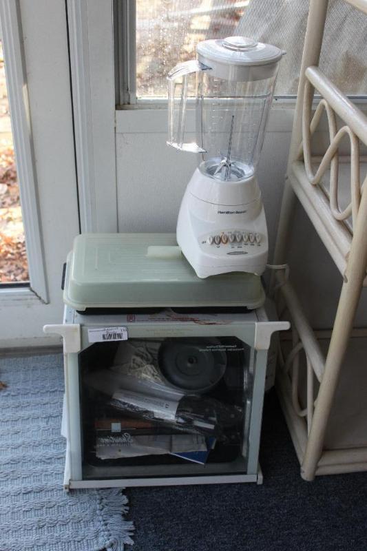 lot 133 image: Rotisserie and Hamilton Beach blender....