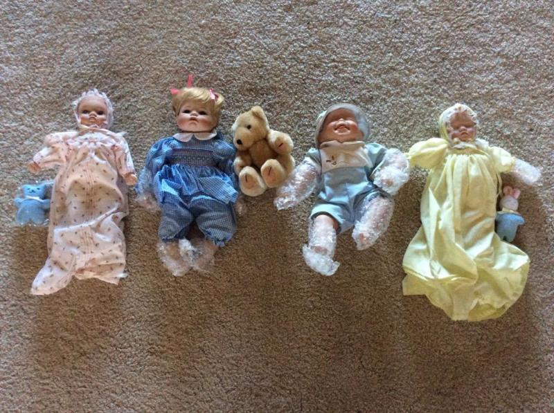 lot 139 image: Ashton Drake Galleries dolls with original bo...