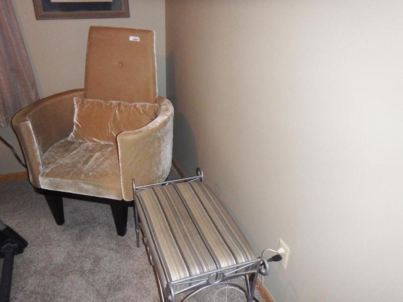 lot 142 image: Upholstered barrel chair and upholstered vani...