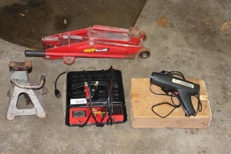 lot 147 image: Tools Ever Start Battery Charger MVP Pro Li...