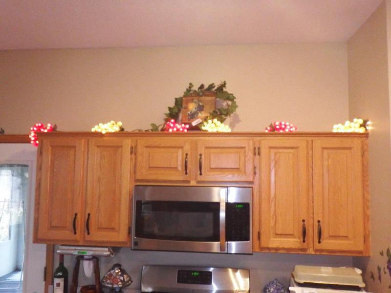 lot 154 image: Decor lighted grapes, grapes painted on wood...