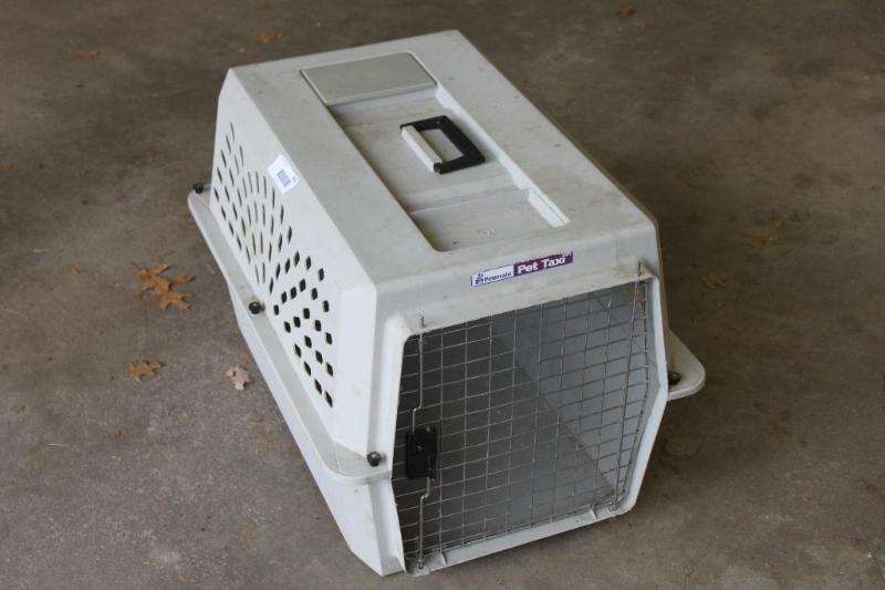 lot 162 image: Animal kennel. 26 x 18 x 17...