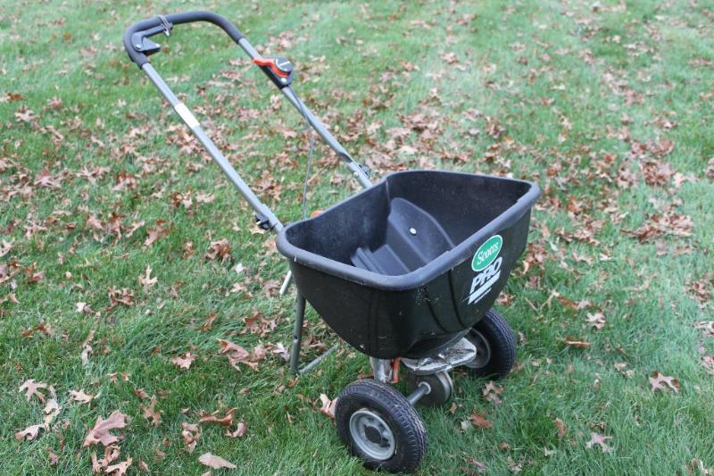 lot 164 image: Scotts Pro spreader....