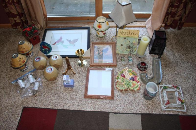 lot 173 image: Large group of decorative and collectible ite...