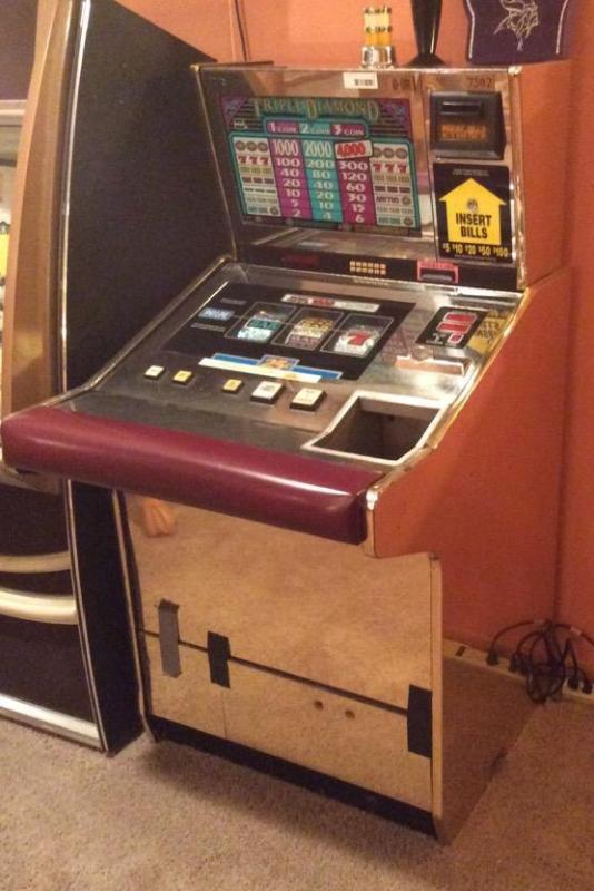 lot 3 image: Vintage Triple Diamond Slot Machine