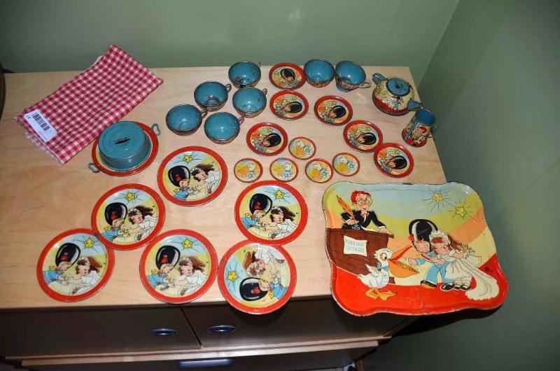 lot 37 image: Vintage Ohio Tea Set Childs tin toys. Soldie...