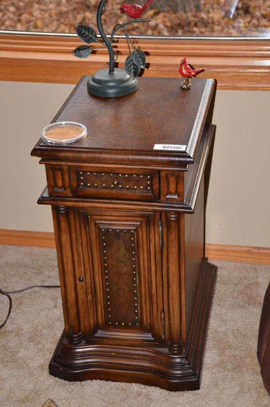 lot 52 image: Table and lamp