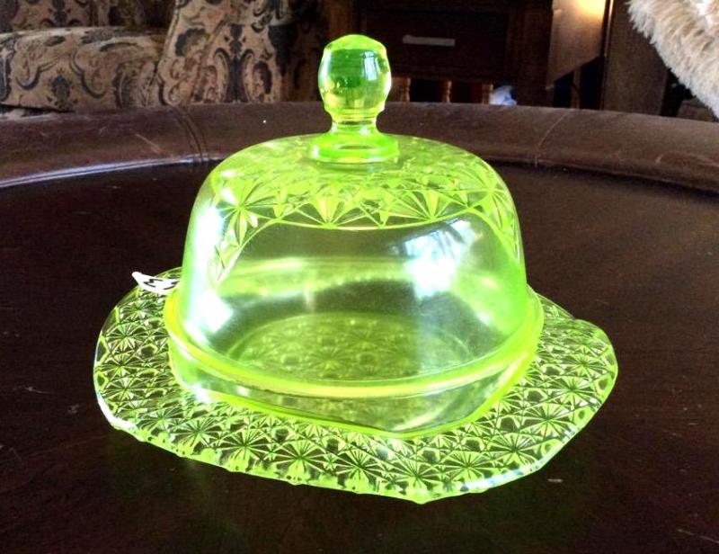 lot 63 image: Collectible Vintage Green covered dome lid bu...