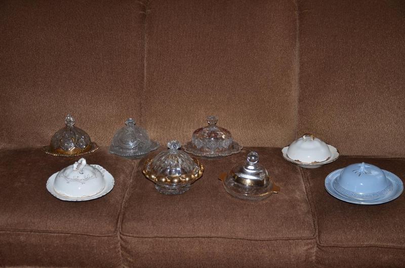 lot 76 image: Collectible porcelain and crystal glass cover...