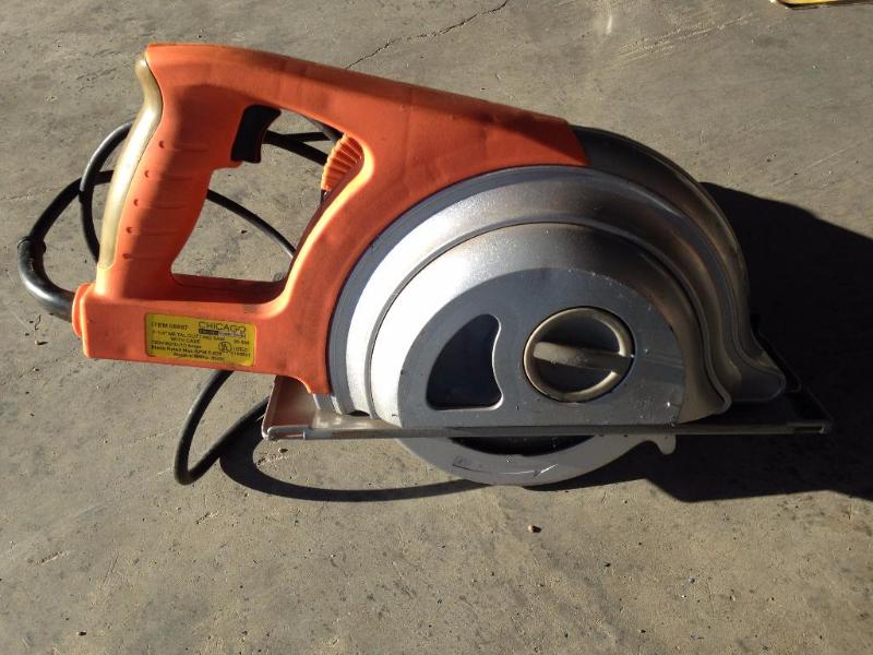 Metal cutting saw